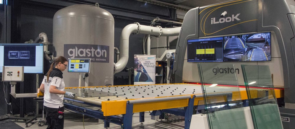 Infonäyttö tehostaa lasinjalostuskoneen käyttöä